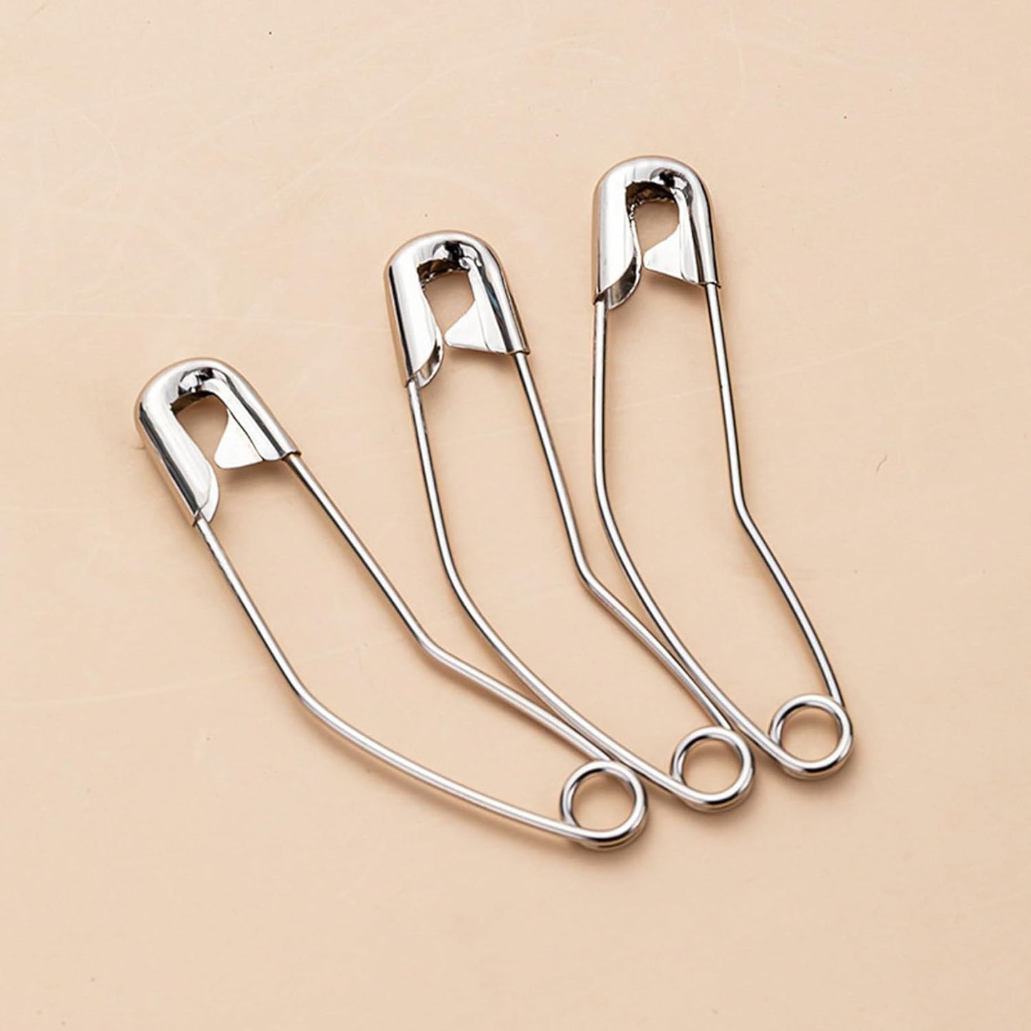 vrupin 100pcs Stainless Steel Curved Safety Pins for Quilting, Safety Pins Bulk Metal Silver Sewing Pins Clothing Clips Tool Decorative Safety pins (1.5inch)