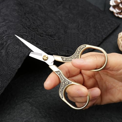 Needlepoint Scissors with Leather Sheath