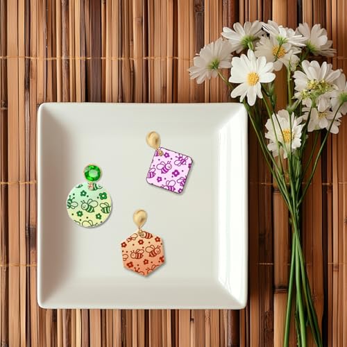 Cartoon Bees Pattern Polymer Clay Texture Sheet Seamless Flowers Pattern Silicone Texture Mat for Polymer Clay Making Earrings Jewelry DIY Crafts 5.5 × 5.5 Inch