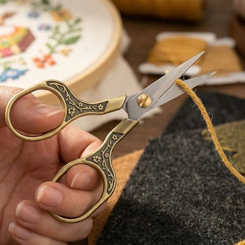 Needlepoint Scissors with Leather Sheath