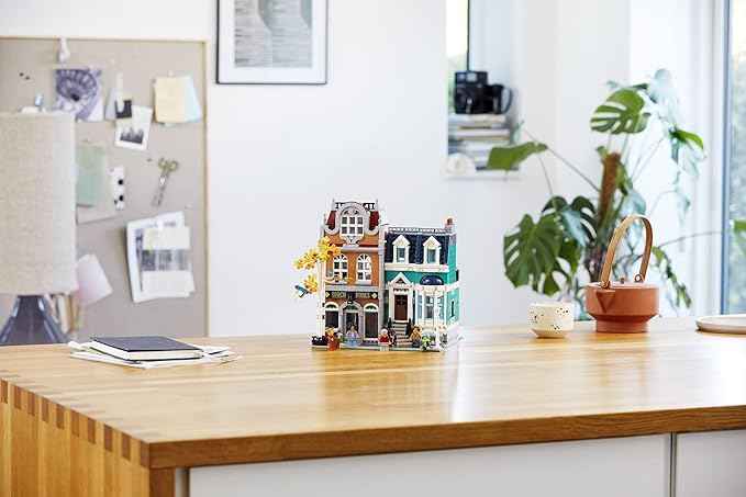 LEGO Creator Expert Bookshop 10270 Modular Building, Home Décor Display Set for Collectors, Advanced Collection, Gift Idea for 16 Plus Year Olds