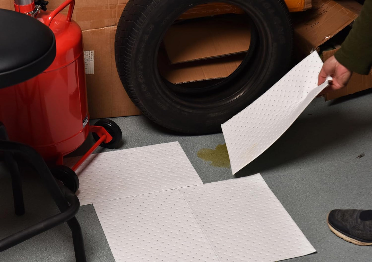 Oil Absorbent Pads, Heavyweight Dimpled Oil Spill Mat for Garage Accessories, Water and Oil Absorbing Pads for Home, Garage, Basement Protection (200 Pcs, White, 15" x 20")